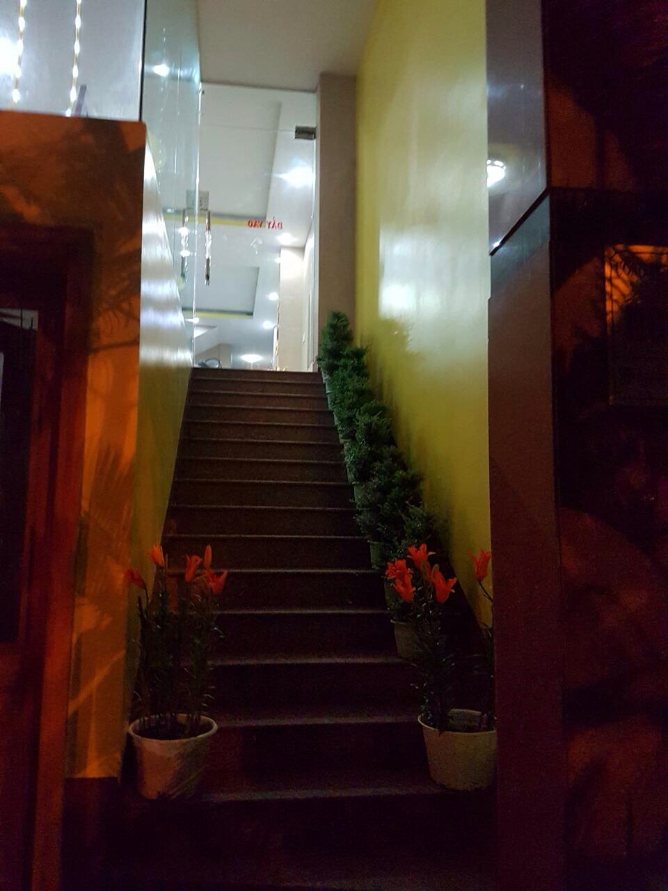 Cần bán khách sạn đẹp 5 tầng 18 phòng có thang máy, tầng hầm ô tô Nguyễn Tất Thành, giá chỉ 6,9 tỷ