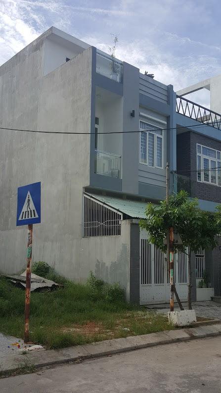 Bán nhà 2.5 tầng MT Phú Lộc gần trục Tây Bắc Hoàng Thị Loan, DT: 4.5x19m, nhà đẹp mới vào ở liền