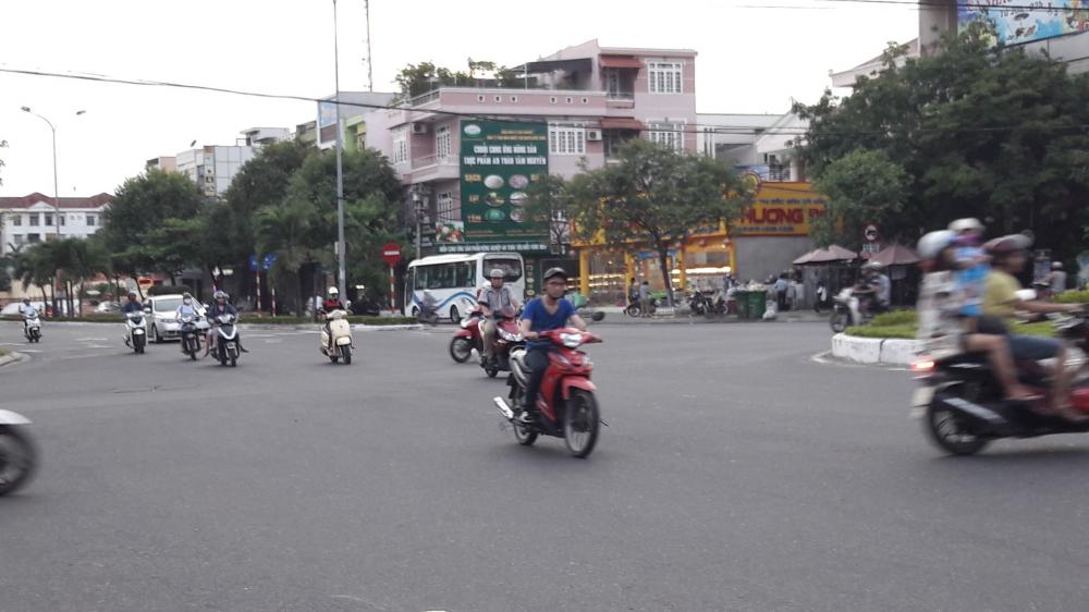 Bán nhà đất 2 mặt tiền đường Núi Thành & Duy Tân, hiện đang cho cafe MC thuê.