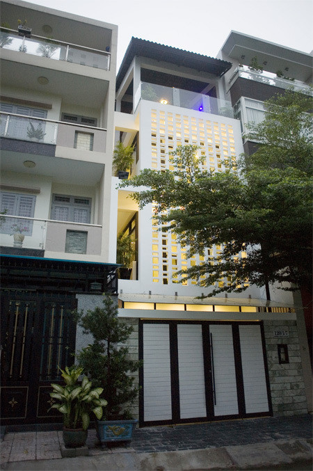 Nhà 3 tầng, MT đường Tố Hữu, gần Núi Thành, Hải Châu, DT:100m2, giá 6.3 tỷ TL 