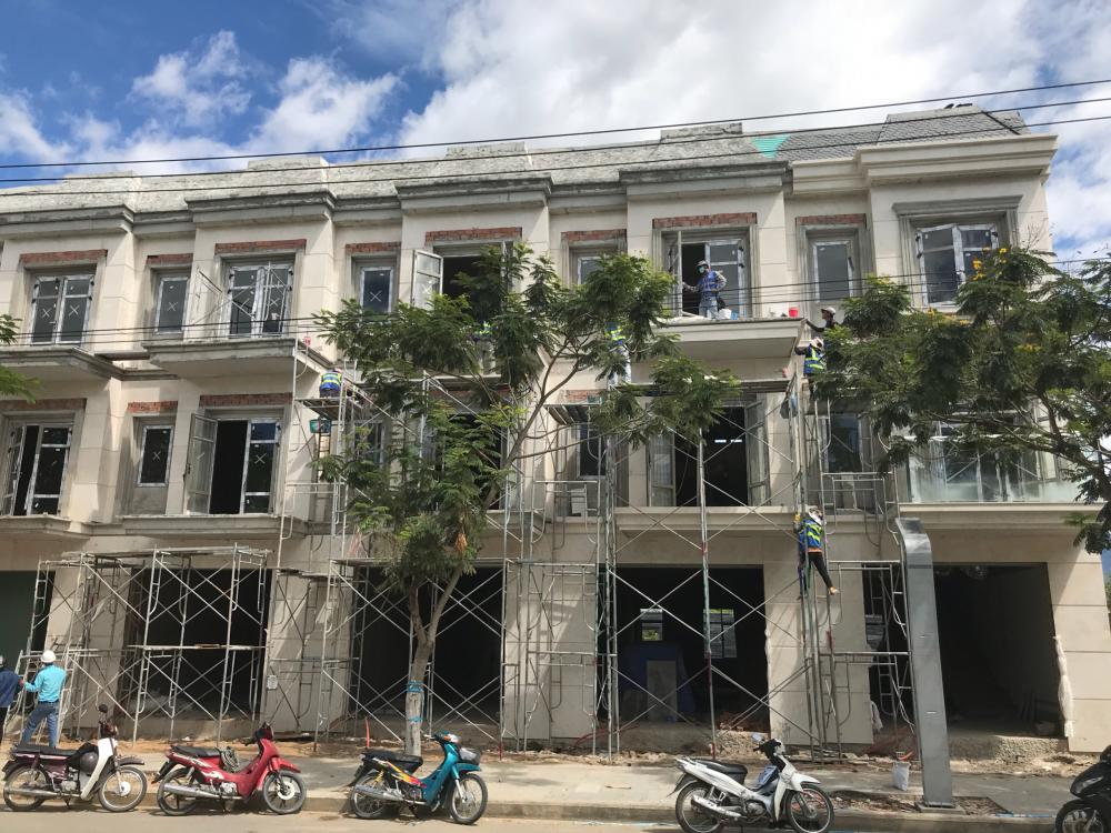 Nhà mặt phố 3 tầng ngay tại trung tâm Quận Liên Chiểu, đường 15m, vỉa hè 5m, cách biển Nguyễn Tất Thành 500m.