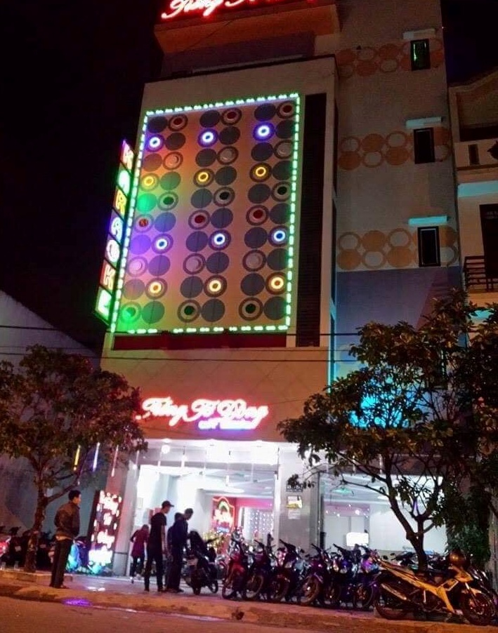 Nhà 5 tầng Huỳnh Tấn Phát, ngang 10m, Hải Châu, Đà Nẵng. Hiện đang kinh doanh: 19 phòng karaoke
