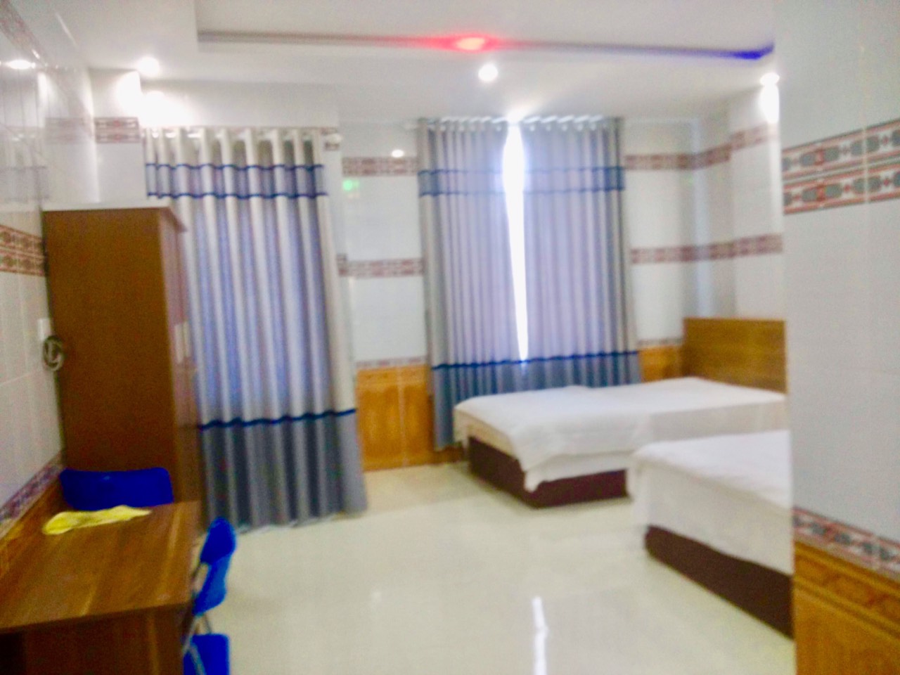 Bán khách sạn 6,5 tầng, đi bộ 15 phút đến bãi tắm biển Sơn Thủy, cạnh Crow, đường Phạm Khiêm Ích.