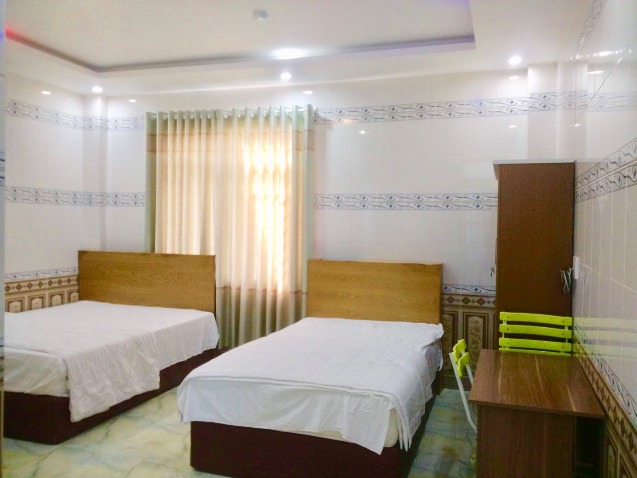 Bán khách sạn 6,5 tầng, đi bộ 15 phút đến bãi tắm biển Sơn Thủy, cạnh Crow, đường Phạm Khiêm Ích.