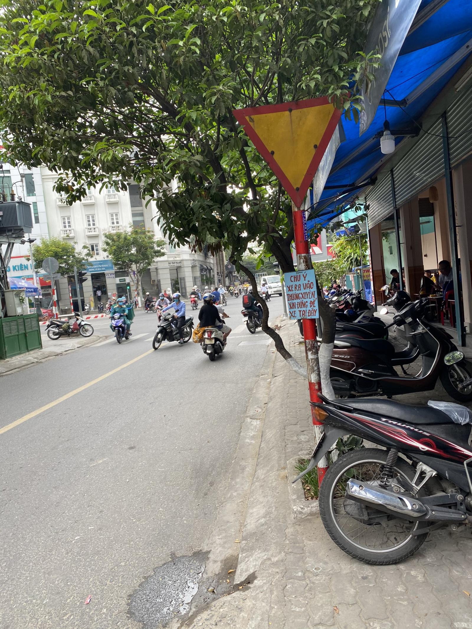 Bán nhà MT Nguyễn Hoàng,kẹp kiệt 2,5m , gần ngã tư Nguyễn Văn Linh