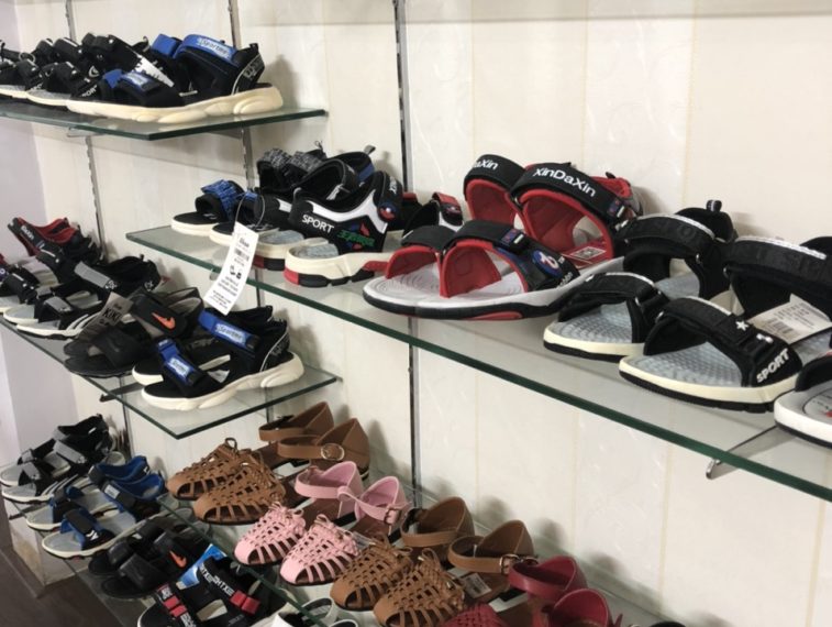 Chính chủ cần sang lại shop túi xách, giày nữ, giày trẻ em giá rẻ tại địa chỉ: Đường Nguyễn Hoàng -  Quận Hải Châu – Đà Nẵng