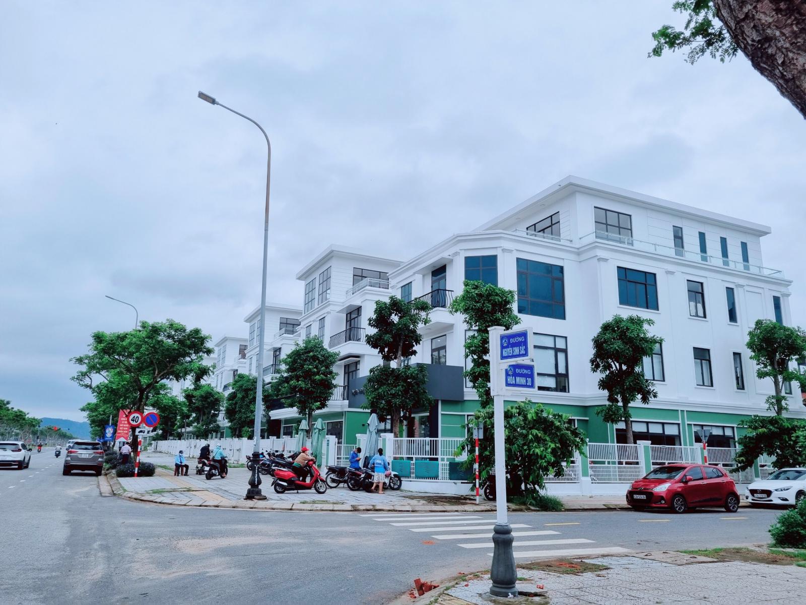 Căn góc shophouse đường Nguyễn Sinh Sắc gần biển đối diện ngân hàng Vietcombank