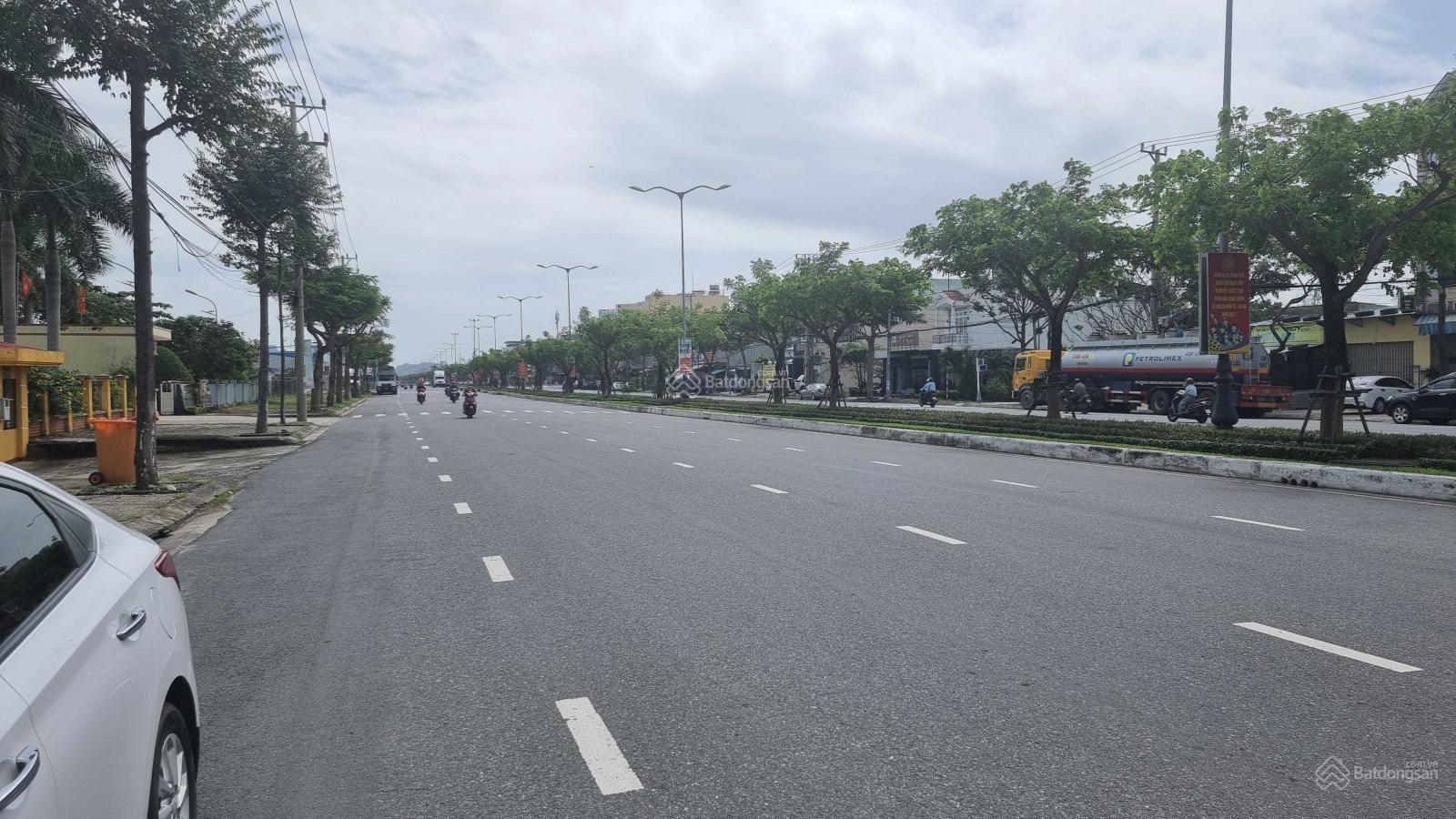 BÁN ĐẤT TẶNG NHÀ 3 Tầng Diện Tích 300m2- Ngang 12m . Có Hầm Để Xe Giá 18 tỷ
