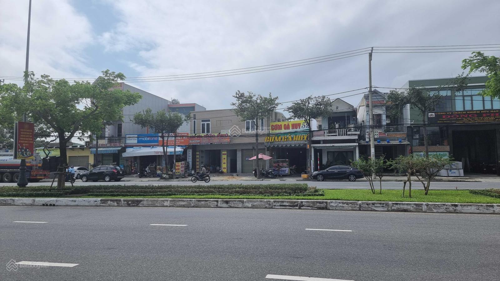 BÁN ĐẤT TẶNG NHÀ 3 Tầng Diện Tích 300m2- Ngang 12m . Có Hầm Để Xe Giá 18 tỷ