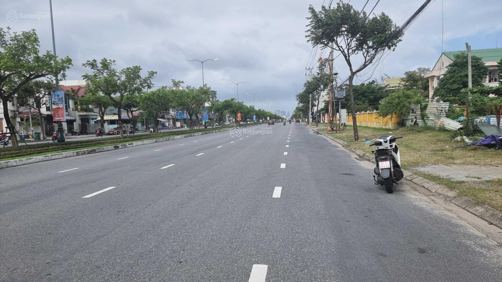 BÁN ĐẤT TẶNG NHÀ 3 Tầng Diện Tích 300m2- Ngang 12m . Có Hầm Để Xe Giá 18 tỷ