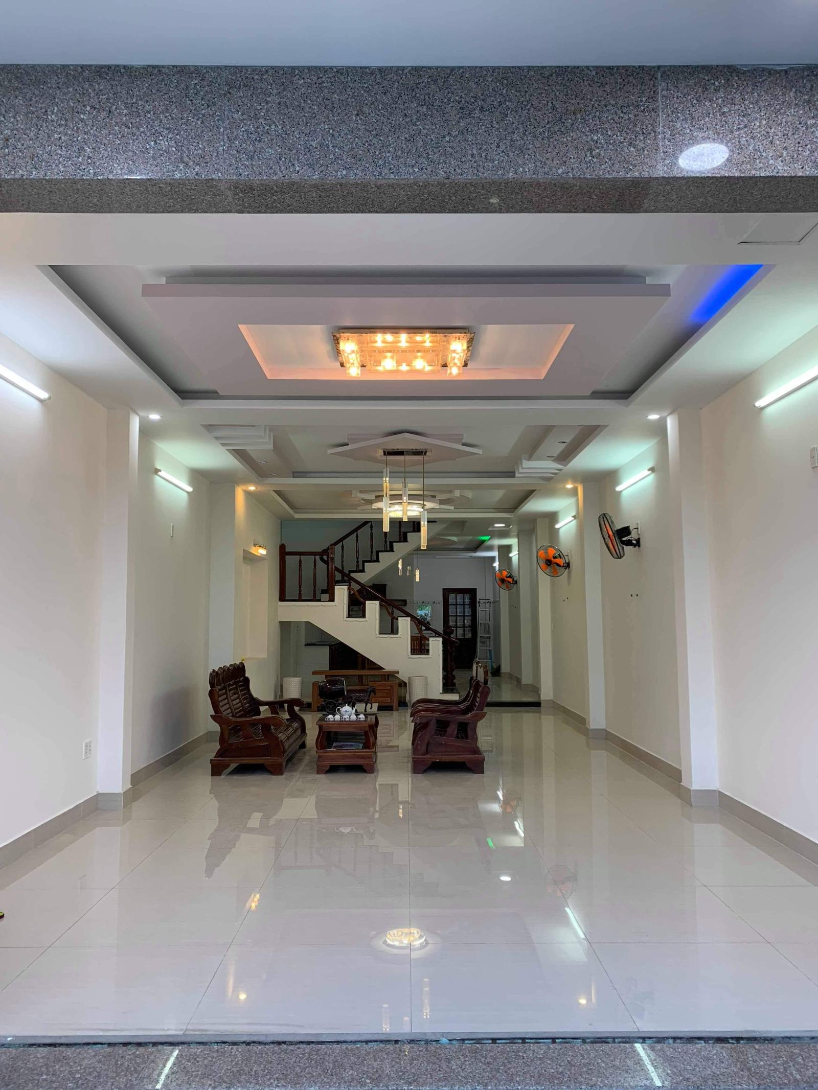 Bán nhà 3 tầng đường (7m5) Nguyễn Lộ Trạch, khu Skylines ngay Shophouse giá 11 tỷ