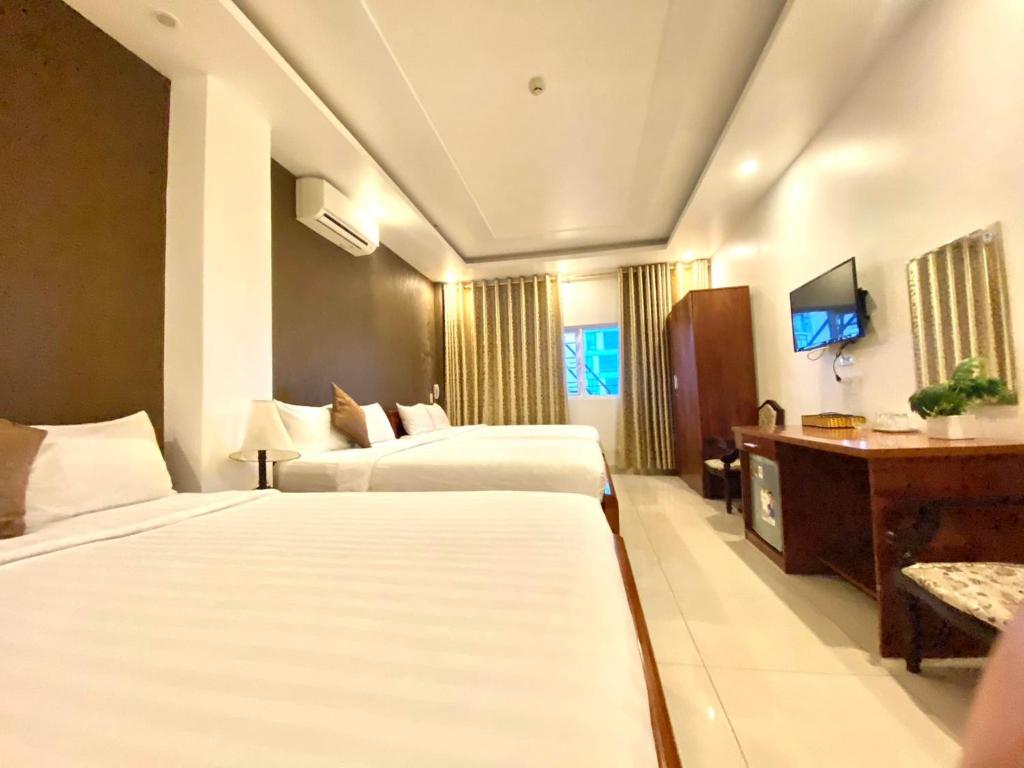 Cho thuê khách sạn 7 tầng 17 phòng mặt tiền Võ Văn Kiệt giá 70tr/tháng. LH 0934773999