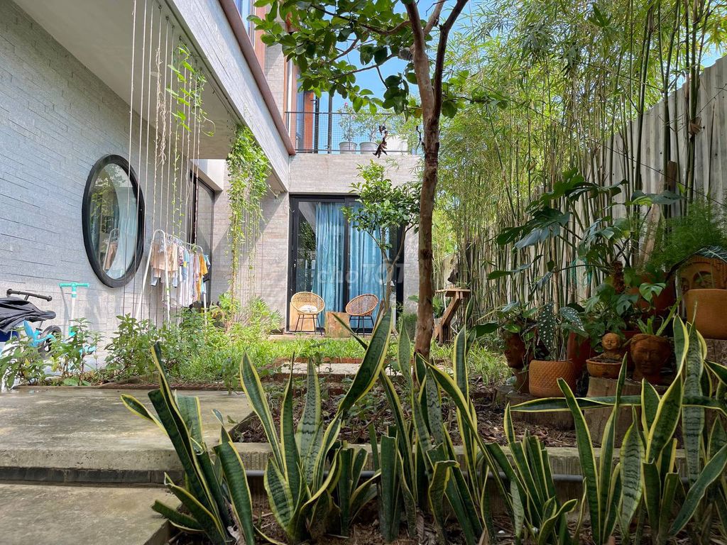 Bán nhanh Villa đẹp MT đường Bờ Quan 3, Hòa Qúy, Ngũ Hành Sơn 210 m2 giá 10.4 tỷ;