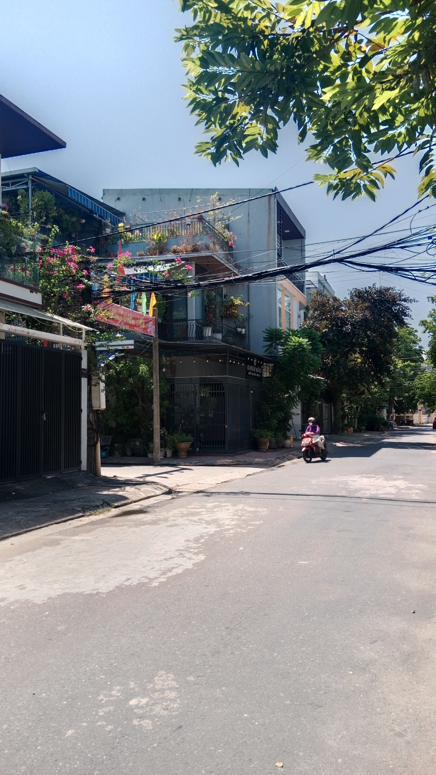 Bán nhà đường Lê Anh Xuân, 3 tầng, 2 mặt tiền khu biệt thự đầu đường Thăng Long, quận Hải Châu 