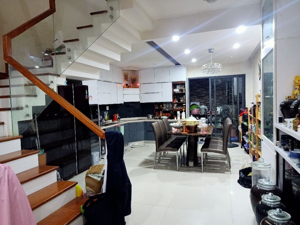 Cần bán nhanh căn nhà 3 tầng mặt tiền đường Nguyễn Hữu Dật, vị trí đắt địa