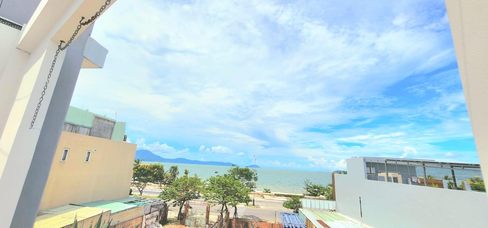 ♥ Sau lưng MT Nguyễn Tất Thành, Ô tô đậu cửa, 70m2, 3 tầng thoáng, đẹp View Biển