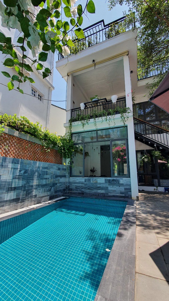 Bán Villa Hồ Bơi có 3PN đường Dương Đình Nghệ, gần Vincom.