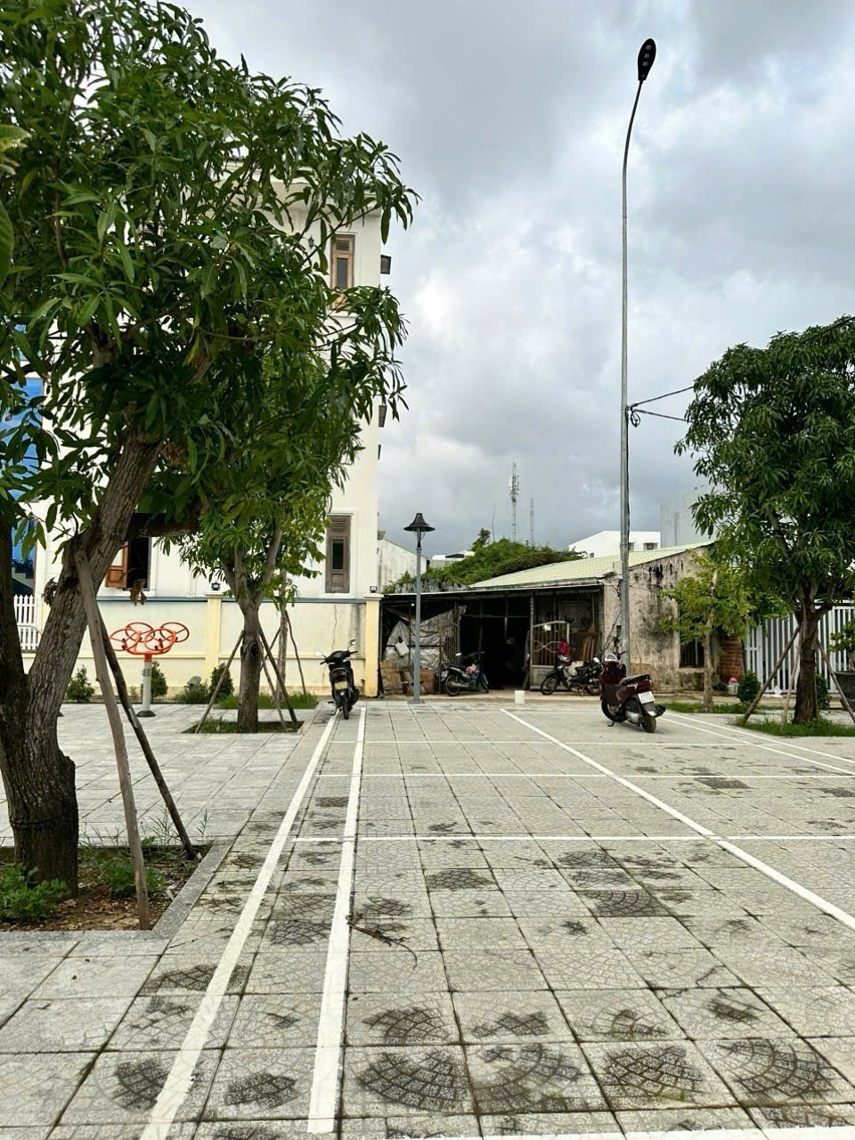 BÁN LÔ ĐẤT ĐẸP KIỆT ÔTÔ Thông ĐƯỜNG CHÍNH HỮU, VIEW CÔNG VIÊN, CHỈ 9.4 TỶ cách biển chỉ 300m. Tặng kèm dãy phòng trọ có 5 phòng đang cho thuê 