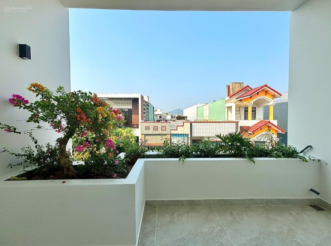 Nhà mới đẹp gần biển Nguyễn Tất Thành