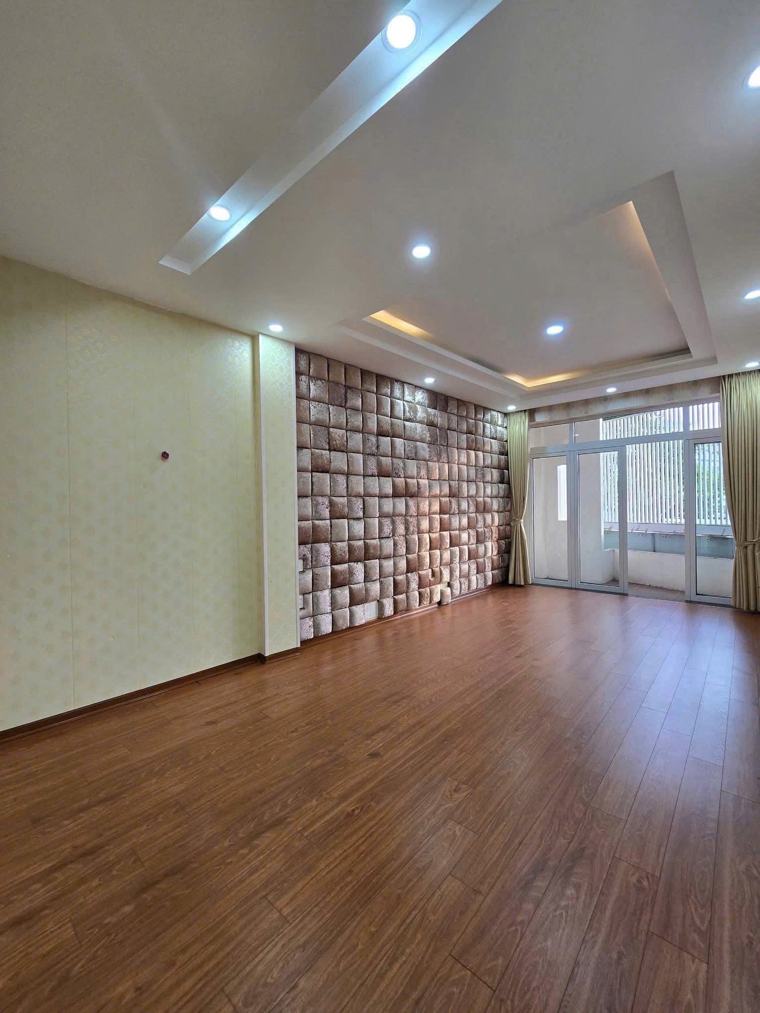 Nhĩnh 15 tỷ: nhà mt Nguyễn Hữu Thọ ( gần BV Gia Đình )