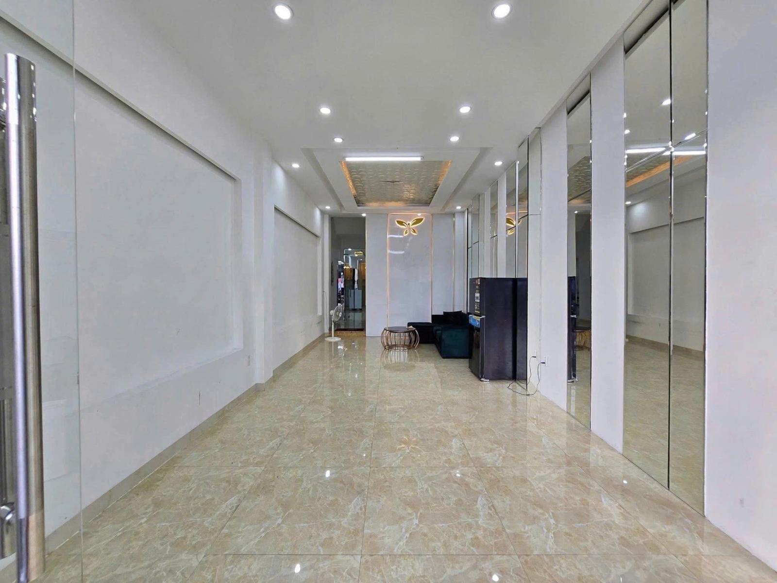 Nhĩnh 15 tỷ: nhà mt Nguyễn Hữu Thọ ( gần BV Gia Đình )