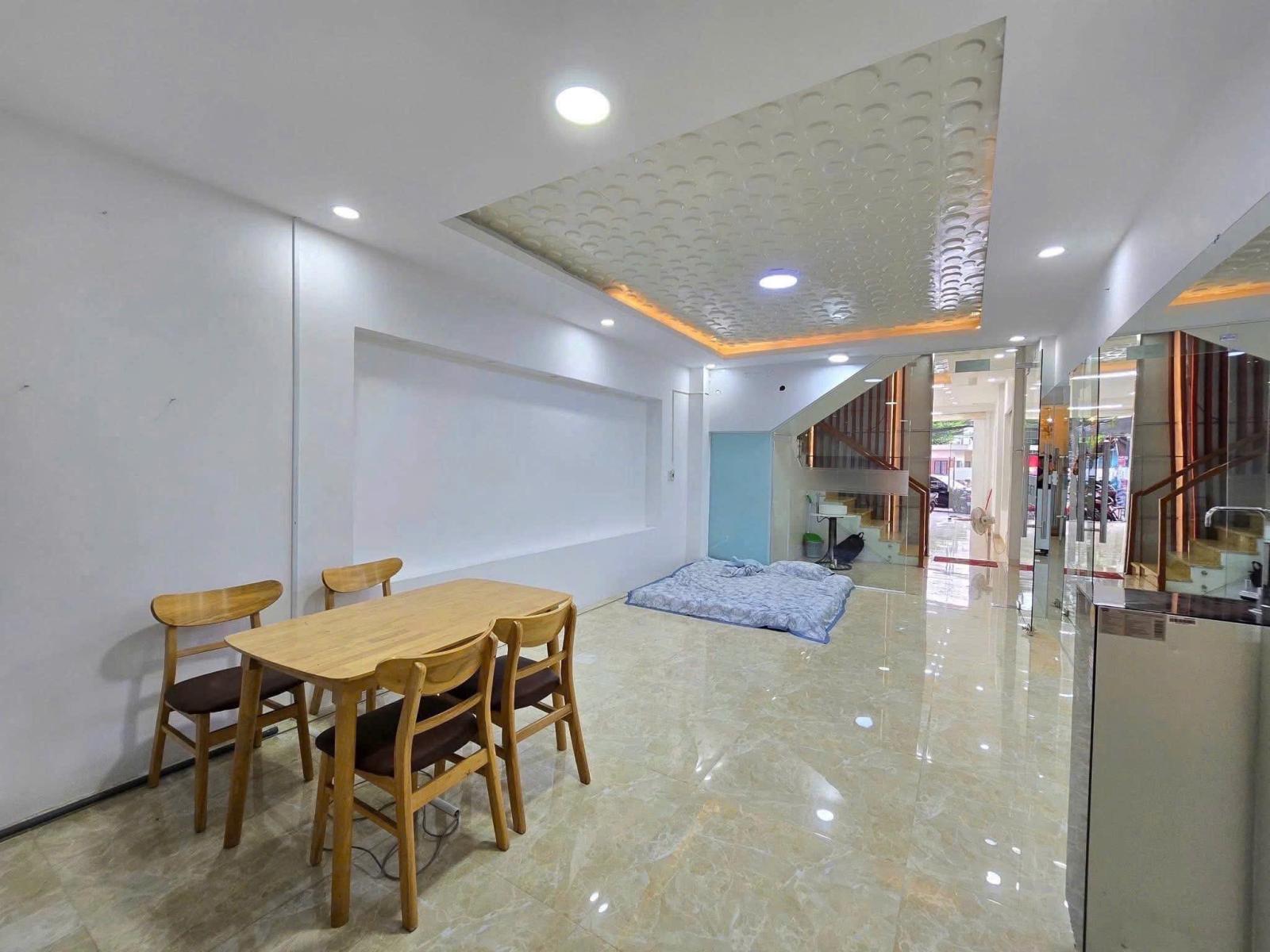 Nhĩnh 15 tỷ: nhà mt Nguyễn Hữu Thọ ( gần BV Gia Đình )