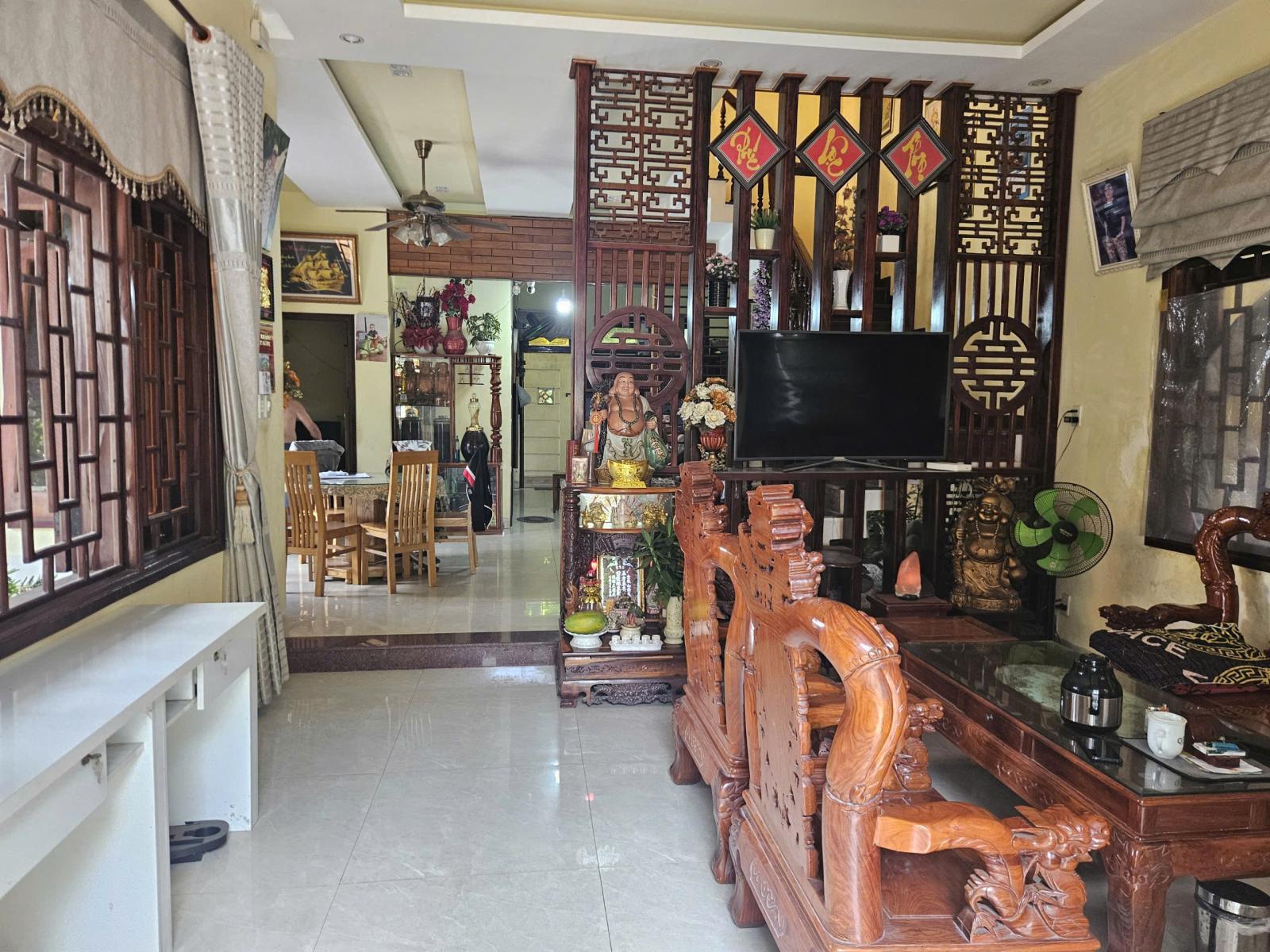 bán nhà biệt thự 200m2 chia cho con cách bến xe 500m