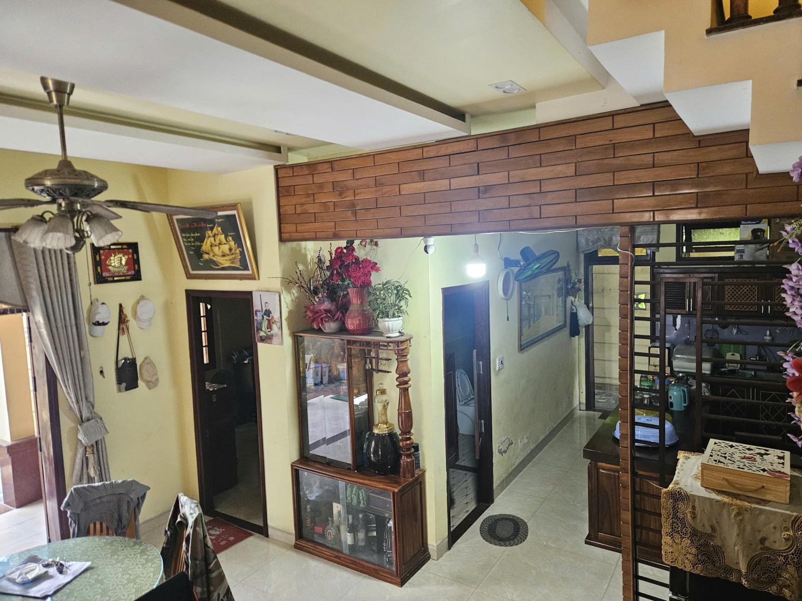 bán nhà biệt thự 200m2 chia cho con cách bến xe 500m