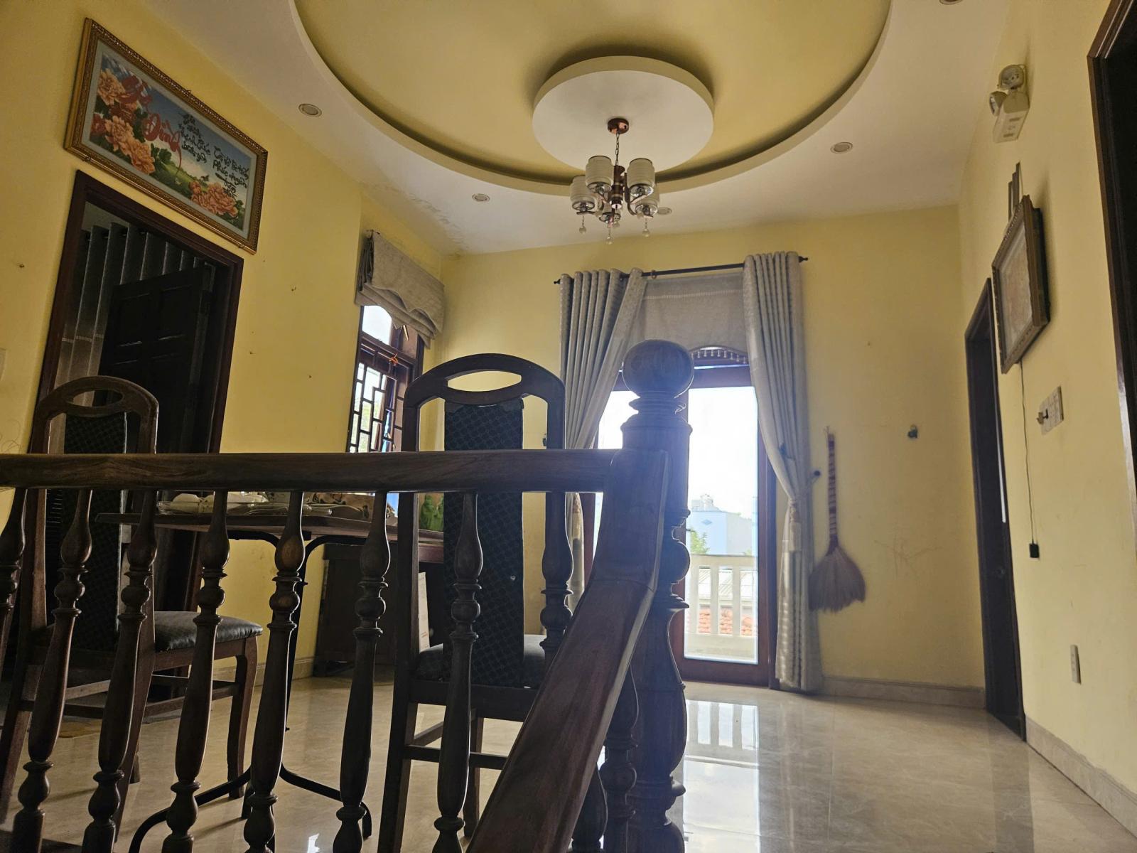 bán nhà biệt thự 200m2 chia cho con cách bến xe 500m
