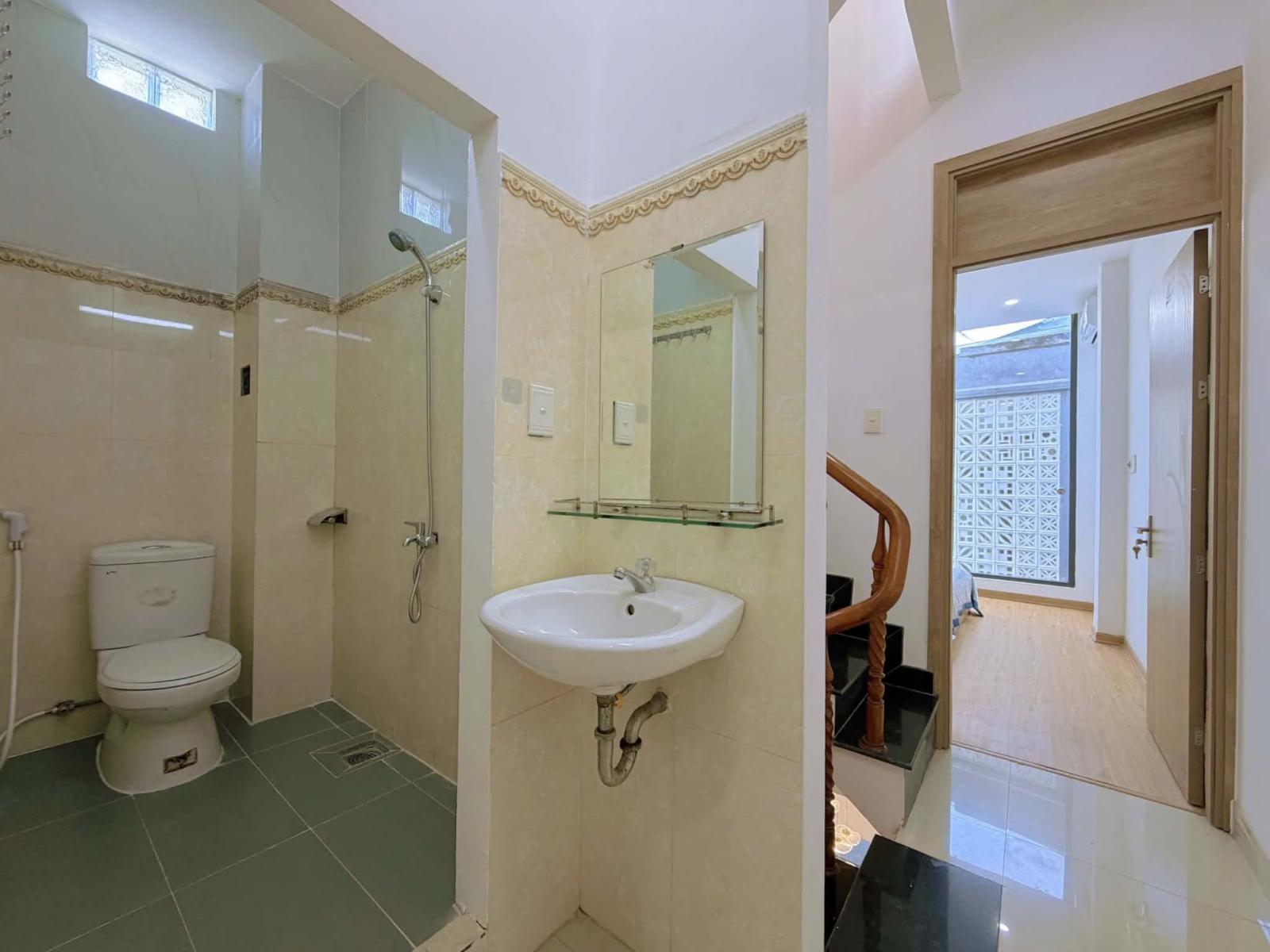 Mình cần bán căn nhà 3.5 tầng kiệt đường Phạm Nhữ Tăng, gần bờ hồ Hà Huy Tập